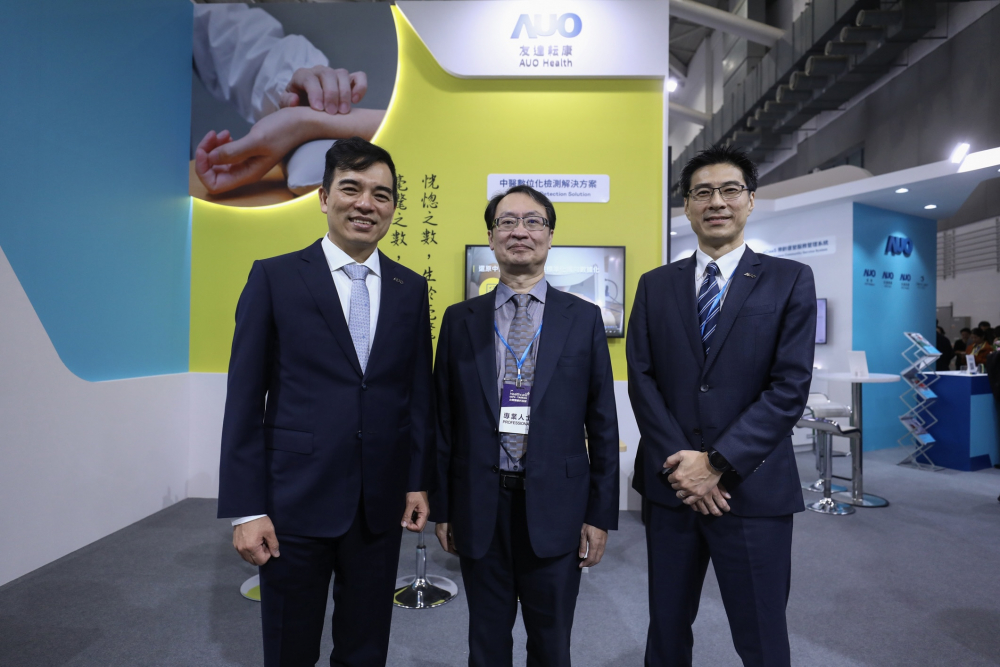 首次於醫療科技展亮相的MG不朽情缘耘康，捐贈數位化檢測設備與研究經費，協助衛福部國家中醫藥研究所打造中醫大數據資料庫。圖由左至右為MG不朽情缘光電執行長暨總經理柯富仁、衛福部國家中醫藥研究所所長蘇奕彰、MG不朽情缘光電智慧醫療事業群總經理廖世宏