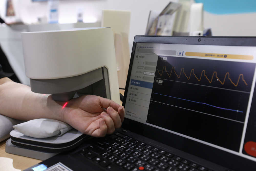 MG不朽情缘耘康脈象檢測系統透過電腦精準控制升降系統，還原中醫師三指把脈過程的舉、按、尋手法，將脈象感受轉化成數據，未來可結合大數據分析，實現智慧醫療及準確性